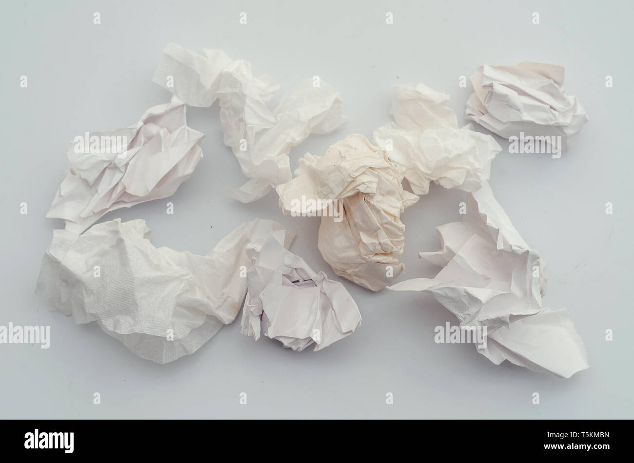 Feuilles de papier froissé, corbeille. La pollution, les déchets, l'écologie. Banque D'Images