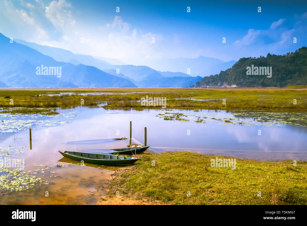 Augmentation de la base de l'eau champ,pour l'aide agricole et bateaux long view hills.Pokhara Népal.Rural Beauté de Pokhara au Népal. Banque D'Images