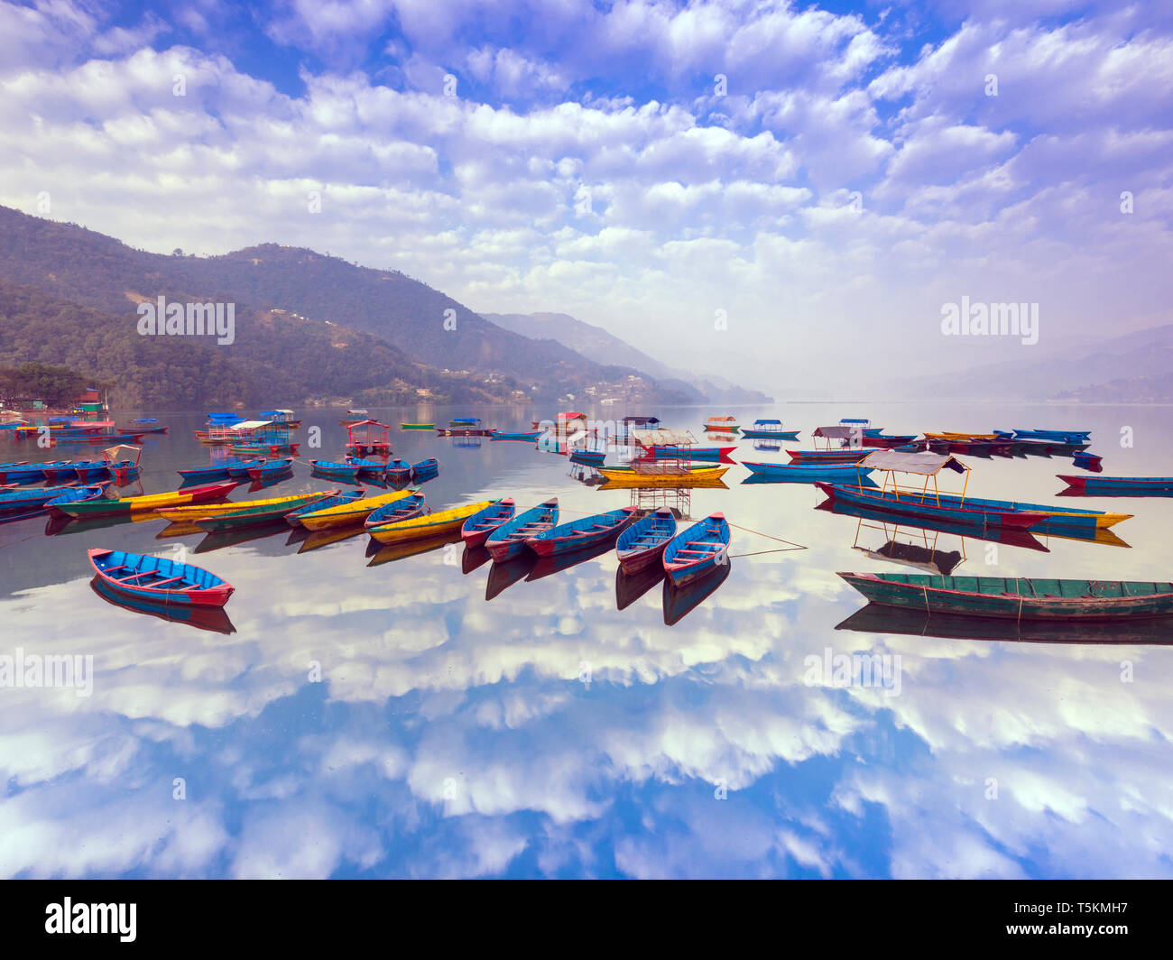 Bateaux Beutyful et ciel reflet dans le lac Phewa Népal Banque D'Images