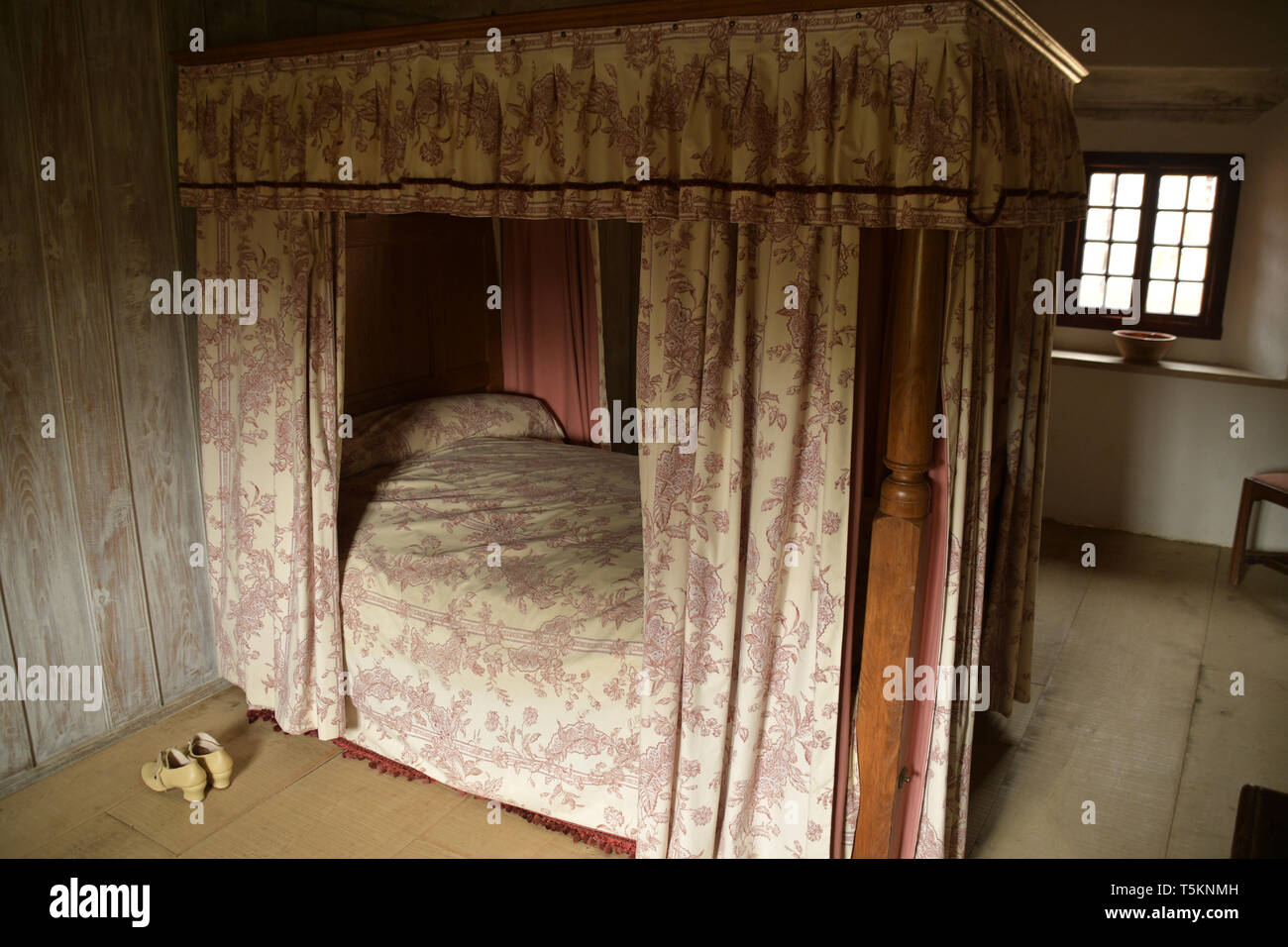 Chambre typique avec un lit à baldaquin d'une ferme du 18ème siècle, à l'hôtel Hampton House farm Jersey Banque D'Images