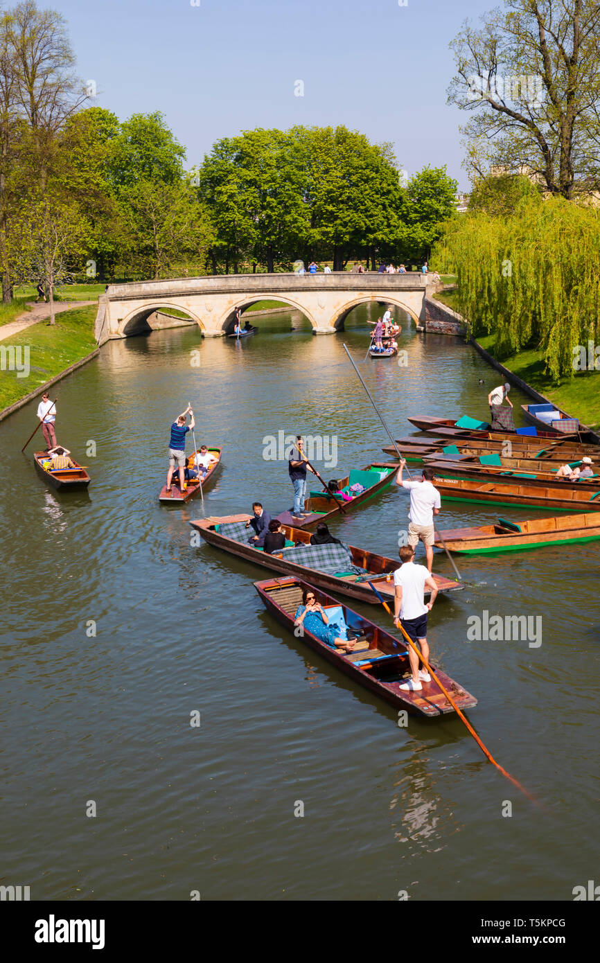 Les parieurs sur la rivière Cam près du Kings College de pont, ville universitaire de Cambridge, Cambridgeshire, Angleterre Banque D'Images