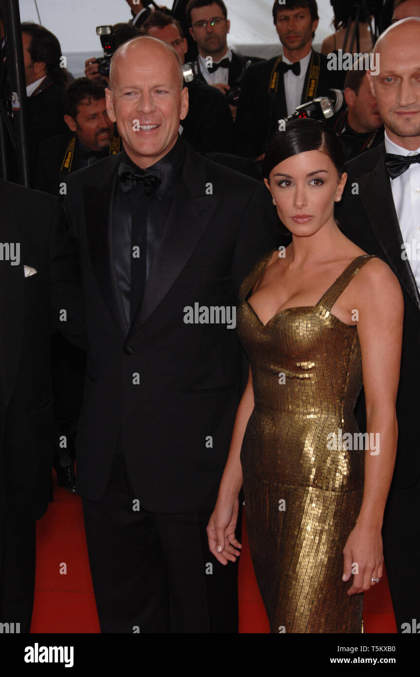 CANNES, FRANCE. 21 mai 2006 : l'Acteur BRUCE WILLIS & la chanteuse française Jenifer Bartoli au gala 'Over the Hedge' à la 59e Annual International Film Festival de Cannes. © 2006 Paul Smith / Featureflash Banque D'Images