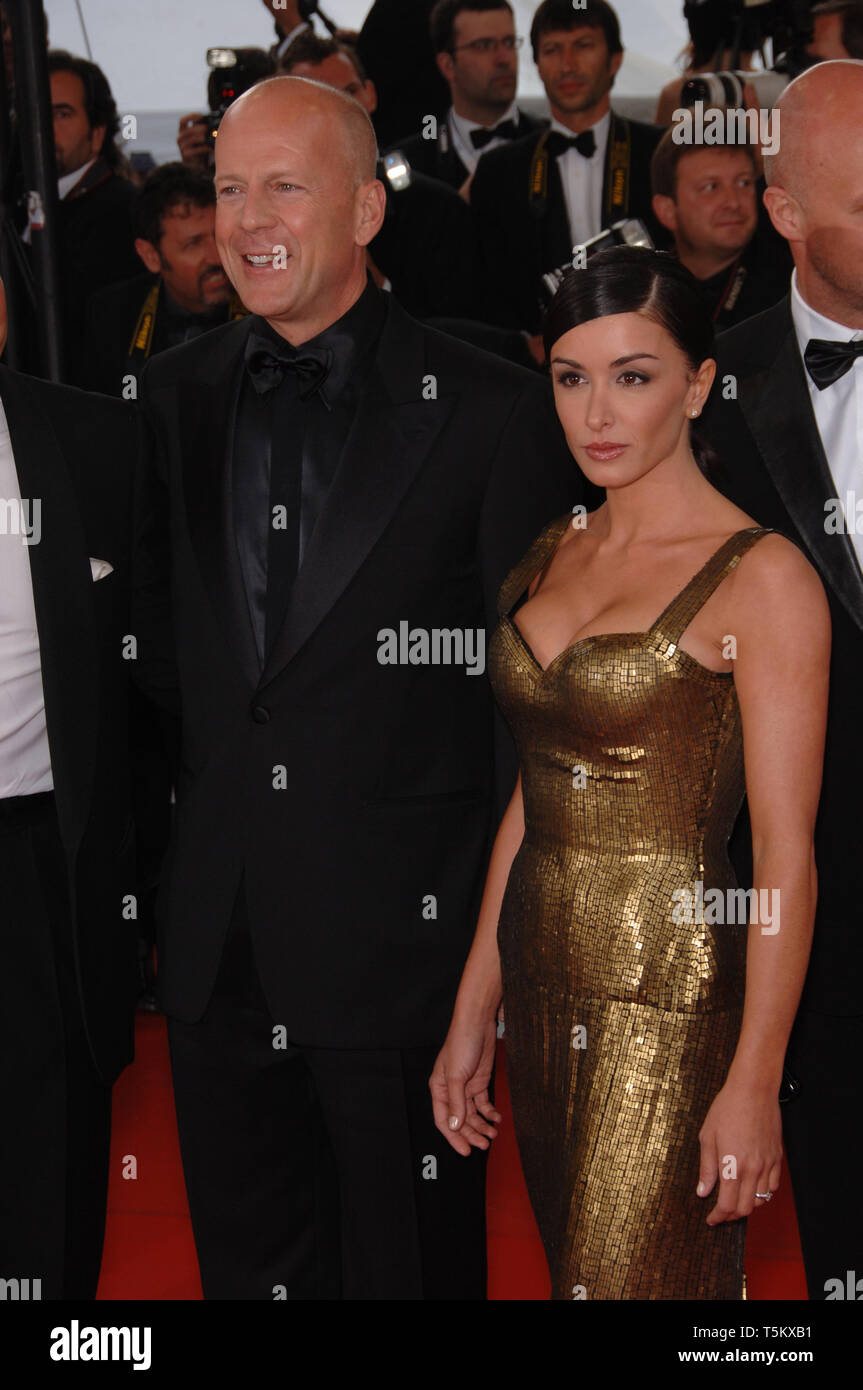 CANNES, FRANCE. 21 mai 2006 : l'Acteur BRUCE WILLIS & la chanteuse française Jenifer Bartoli au gala 'Over the Hedge' à la 59e Annual International Film Festival de Cannes. © 2006 Paul Smith / Featureflash Banque D'Images