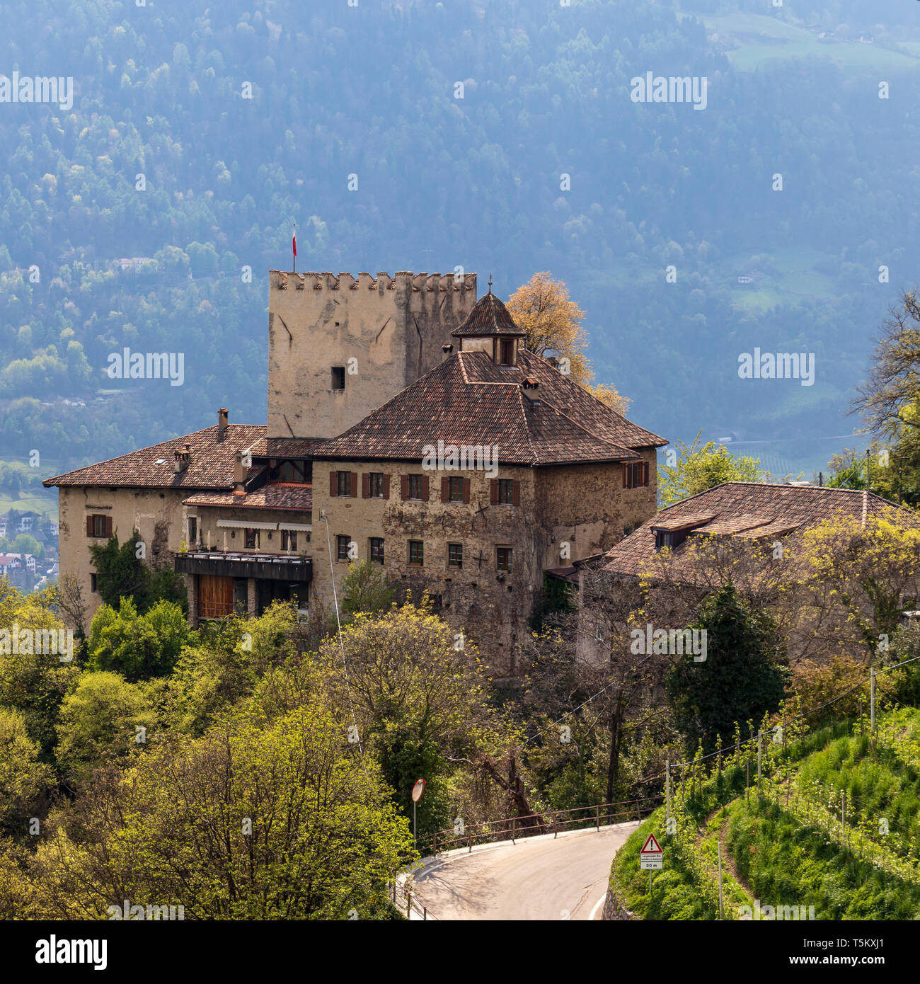 Château Thurnstein dans un paysage verdoyant. Tirol Village près de Merano, Bolzano, le Tyrol du Sud, Italie. Banque D'Images