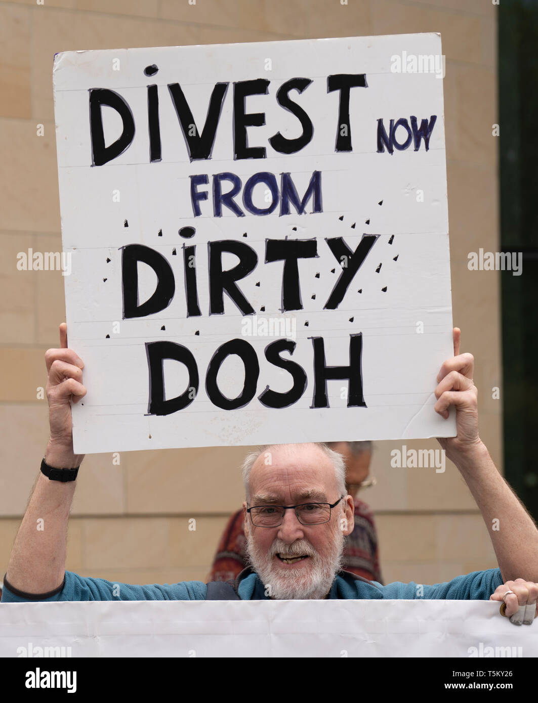 Edinburgh, Ecosse, Royaume-Uni. Apr 25, 2019. Les manifestants de Les Amis de la Terre et de la lutte contre les armes nucléaires n'est pas Groupe Banque Mondiale sur l'étape de la bombe de protestation devant le centre de conférence RBS au cours de l'assemblée annuelle des actionnaires crédit : Iain Masterton/Alamy Live News Banque D'Images