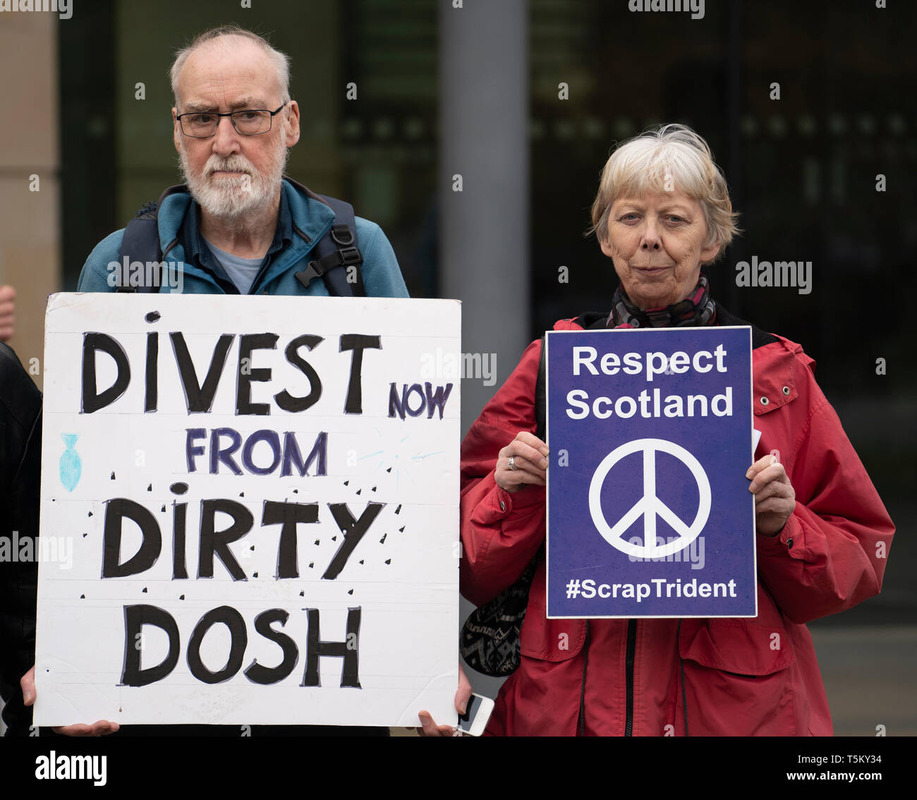 Edinburgh, Ecosse, Royaume-Uni. Apr 25, 2019. Les manifestants de Les Amis de la Terre et de la lutte contre les armes nucléaires n'est pas Groupe Banque Mondiale sur l'étape de la bombe de protestation devant le centre de conférence RBS au cours de l'assemblée annuelle des actionnaires crédit : Iain Masterton/Alamy Live News Banque D'Images