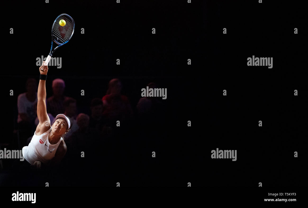 Stuttgart, Allemagne. Apr 25, 2019. Tennis : WTA-Tour - Grand Prix Porsche Stuttgart, des célibataires, des femmes, 2ème tour, Osaka (Japon) - Hsieh (Taiwan). Naomi sert d'Osaka. Credit : Marijan Murat/dpa/Alamy Live News Banque D'Images