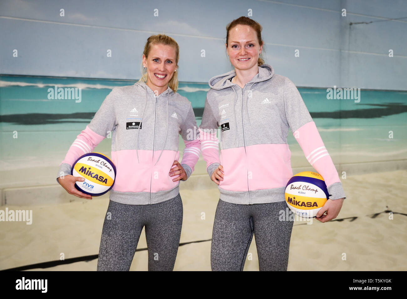 28 mars 2019, Hambourg : Karla Borger et Julia Sude (r) de l'équipe nationale allemande de beach-volley à une séance photo sur les médias Journée à la base olympique de Hambourg. Photo : Christian Charisius/dpa Banque D'Images