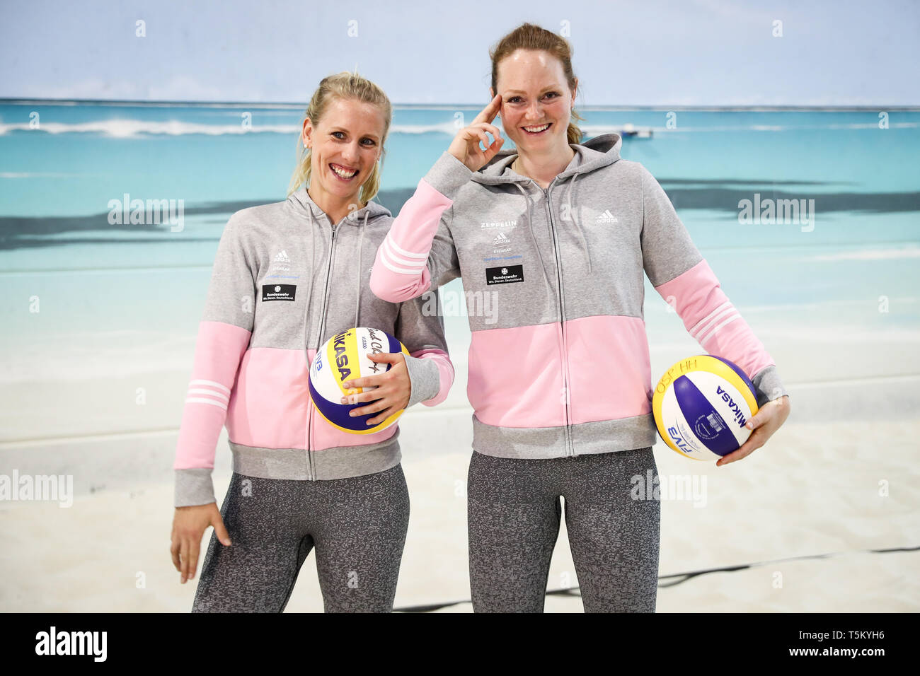 28 mars 2019, Hambourg : Karla Borger et Julia Sude (r) de l'équipe nationale allemande de beach-volley à une séance photo sur les médias Journée à la base olympique de Hambourg. Photo : Christian Charisius/dpa Banque D'Images