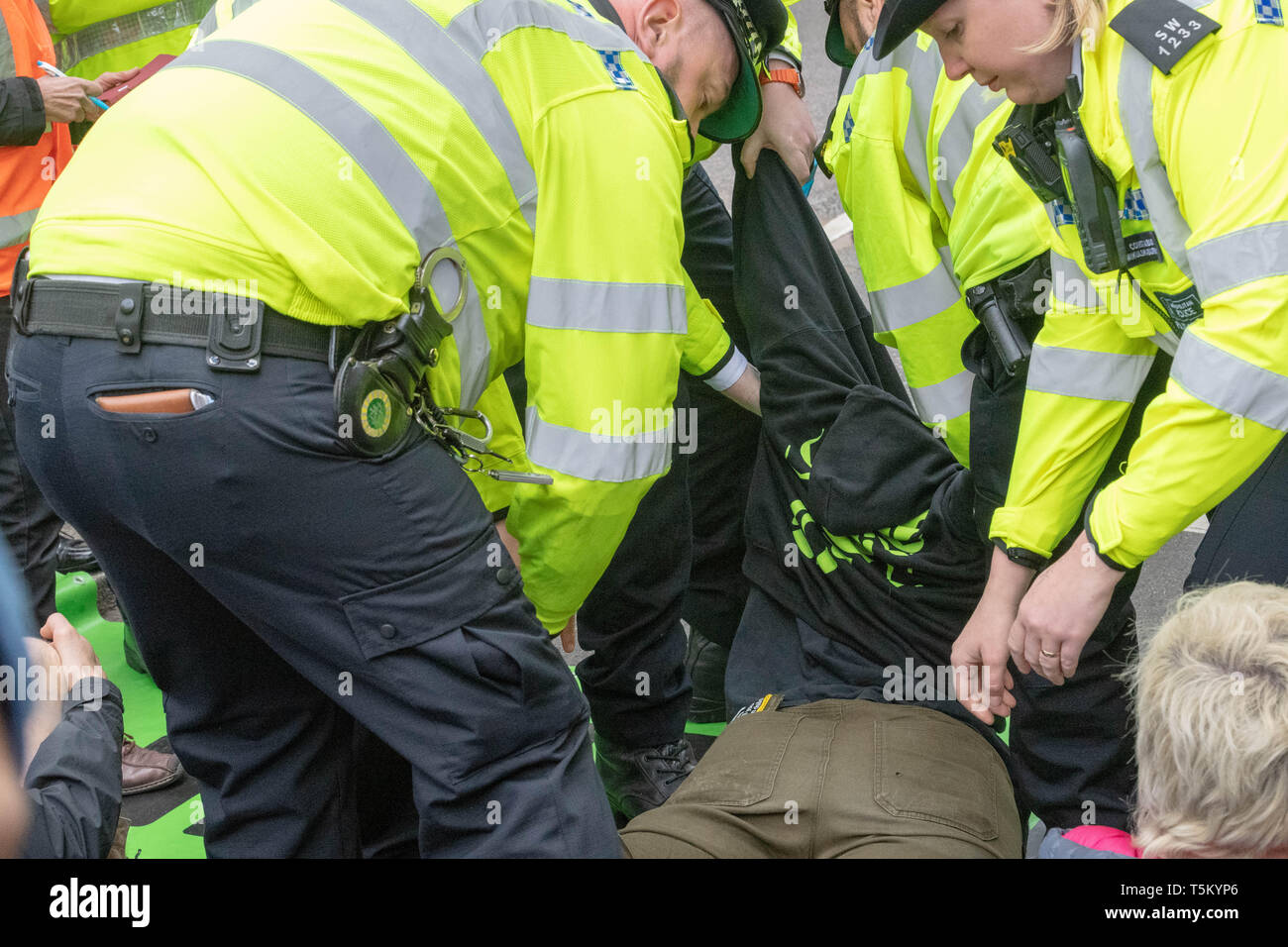 Londres, Royaume-Uni. 25 avr 2019. La police arrête rébellion Extinction protestataires à la jonction de la Banque dans la ville de Londres pour obstruction à l'autoroute Crédit : Ian Davidson/Alamy Live News Banque D'Images