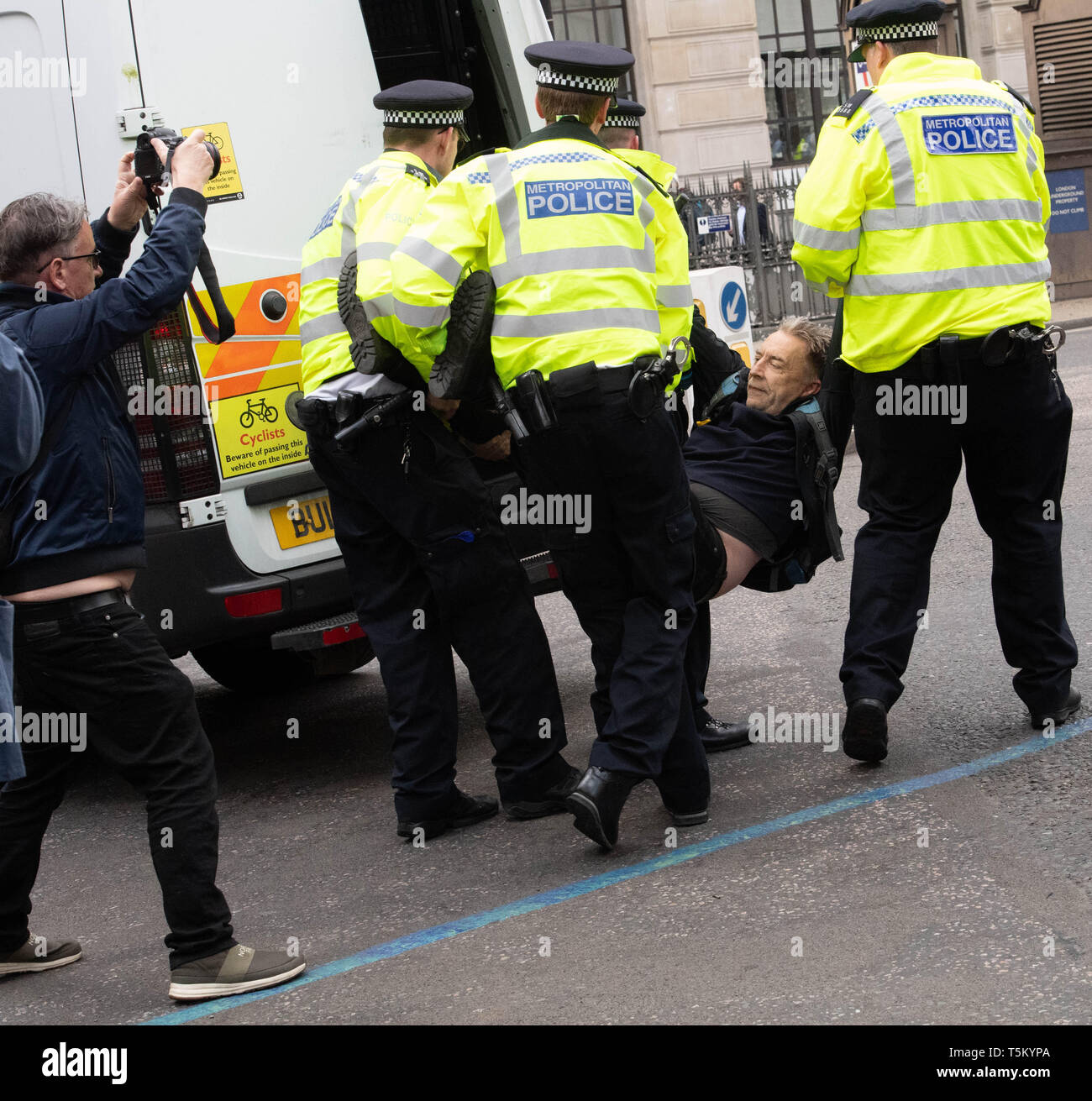 Londres, Royaume-Uni. 25 avr 2019. La police arrête rébellion Extinction protestataires à la jonction de la Banque dans la ville de Londres pour obstruction à l'autoroute Crédit : Ian Davidson/Alamy Live News Banque D'Images