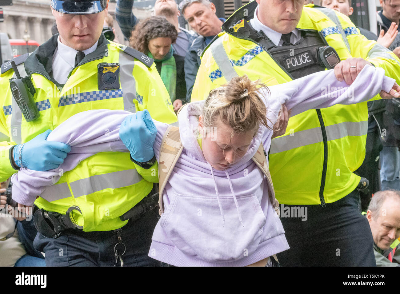 Londres, Royaume-Uni. 25 avr 2019. La police arrête rébellion Extinction protestataires à la jonction de la Banque dans la ville de Londres pour obstruction à l'autoroute Crédit : Ian Davidson/Alamy Live News Banque D'Images