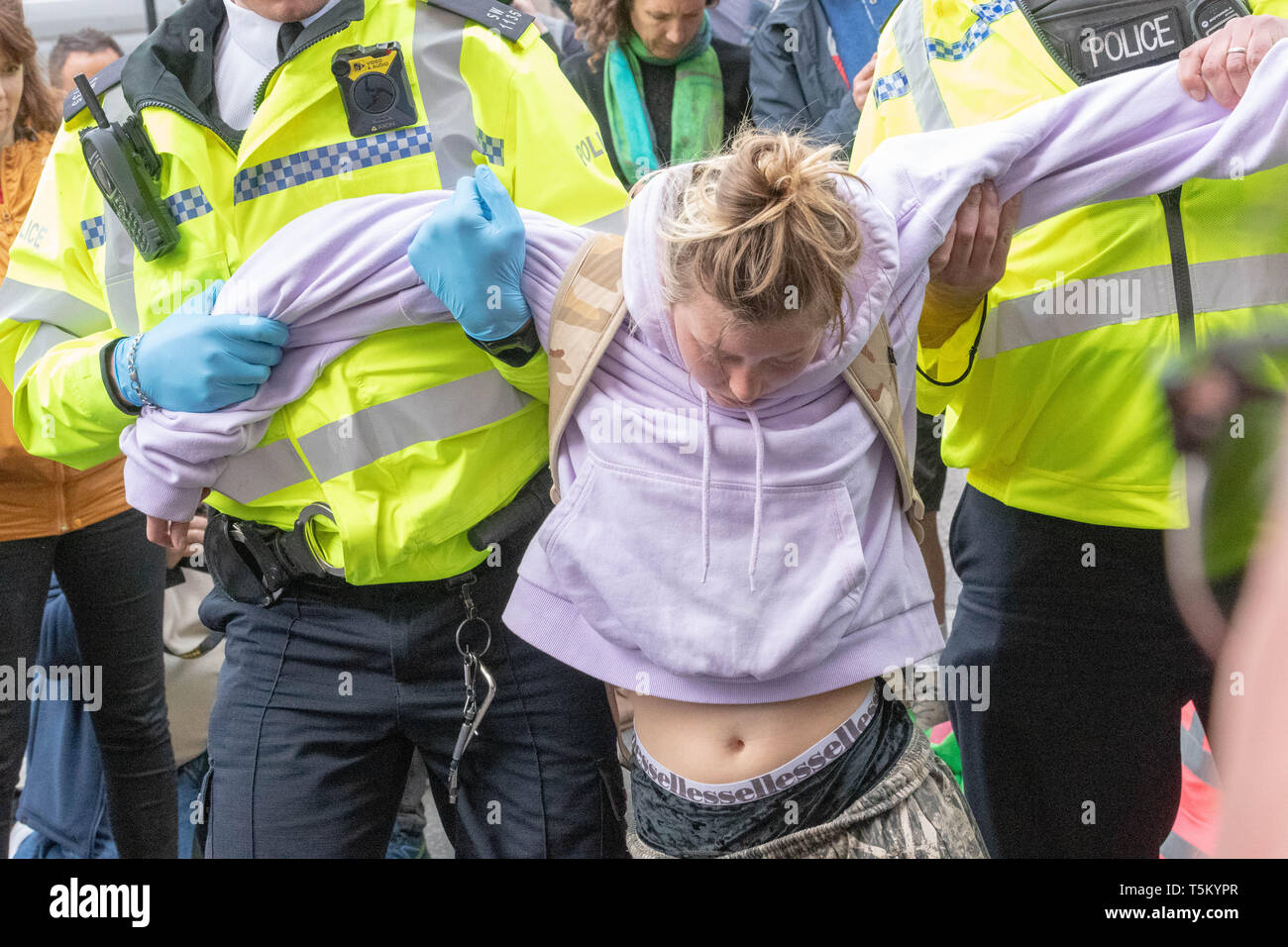 Londres, Royaume-Uni. 25 avr 2019. La police arrête rébellion Extinction protestataires à la jonction de la Banque dans la ville de Londres pour obstruction à l'autoroute Crédit : Ian Davidson/Alamy Live News Banque D'Images