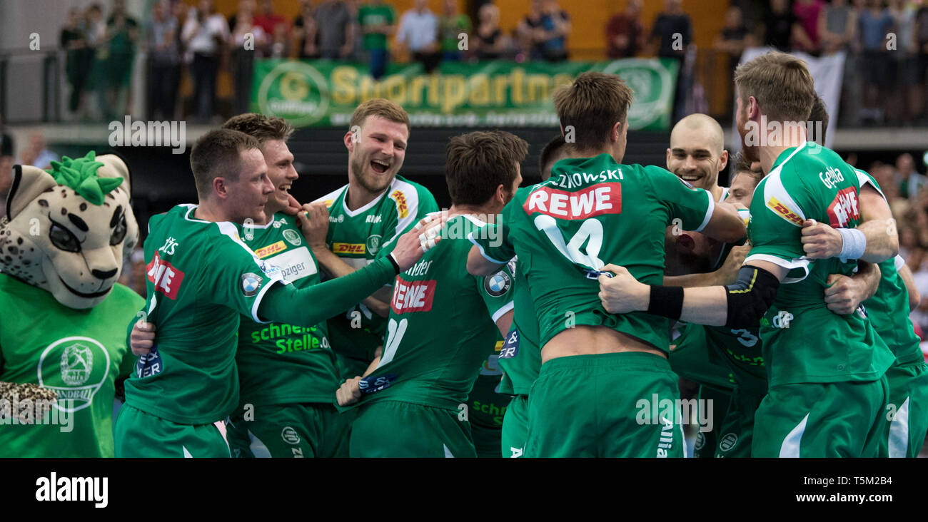 Leipzig, Allemagne. Apr 25, 2019. Handball : Bundesliga, DHfK Leipzig - Die Eulen Ludwigshafen, 28e journée dans l'ARENA Leipzig. L'équipe de la DHfK Leipzig célèbre sa victoire. Credit : Hendrik Schmidt/dpa-Zentralbild/ZB/dpa/Alamy Live News Banque D'Images