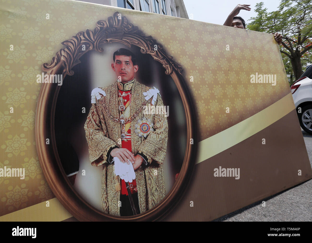 Bangkok, Thaïlande. Apr 26, 2019. Un travailleur vu porter un portrait du roi de Thaïlande, Maha Vajiralongkorn Bodindradebayavarangkun (Rama X) avant le couronnement royal à Bangkok. Chaiwat Subprasom Crédit : SOPA/Images/ZUMA/Alamy Fil Live News Banque D'Images