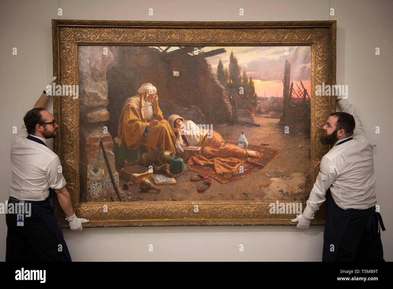 Londres, Royaume-Uni. 26 avril, 2019. Sotheby's Art moyen-orientale vente previews à New Bond Street comprend Arts du monde islamique, 20e siècle, l'Art du Moyen-Orient aperçu vente orientaliste & Manoucher Yektai exposition. De droit : l'orientaliste Vente. Rudolf Ernst, autrichien. Une aube nouvelle. Estimation £250,000-350,000. Credit : Malcolm Park/Alamy Live News. Banque D'Images