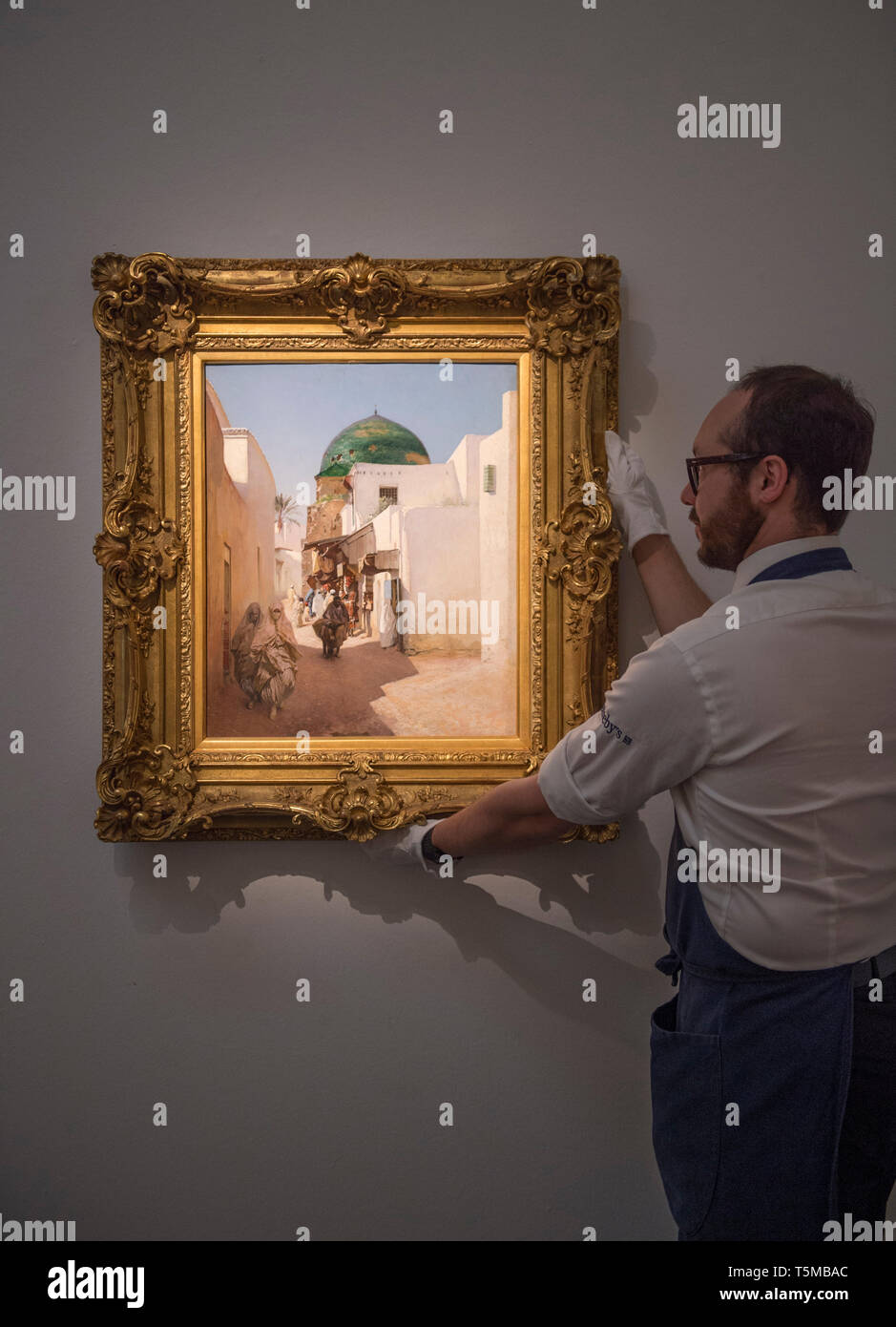 Londres, Royaume-Uni. 26 avril, 2019. Sotheby's Art moyen-orientale vente previews à New Bond Street comprend Arts du monde islamique, 20e siècle, l'Art du Moyen-Orient aperçu vente orientaliste & Manoucher Yektai exposition. De droit : l'orientaliste Vente. Rubens Santoro, italien. A SUNLIT STREET. Estimation £40,000-60,000. Credit : Malcolm Park/Alamy Live News. Banque D'Images