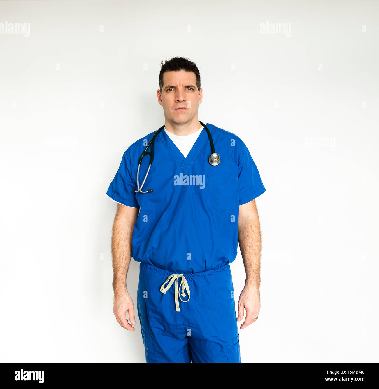 Médecin en chirurgie, scrubs a fond blanc. Banque D'Images
