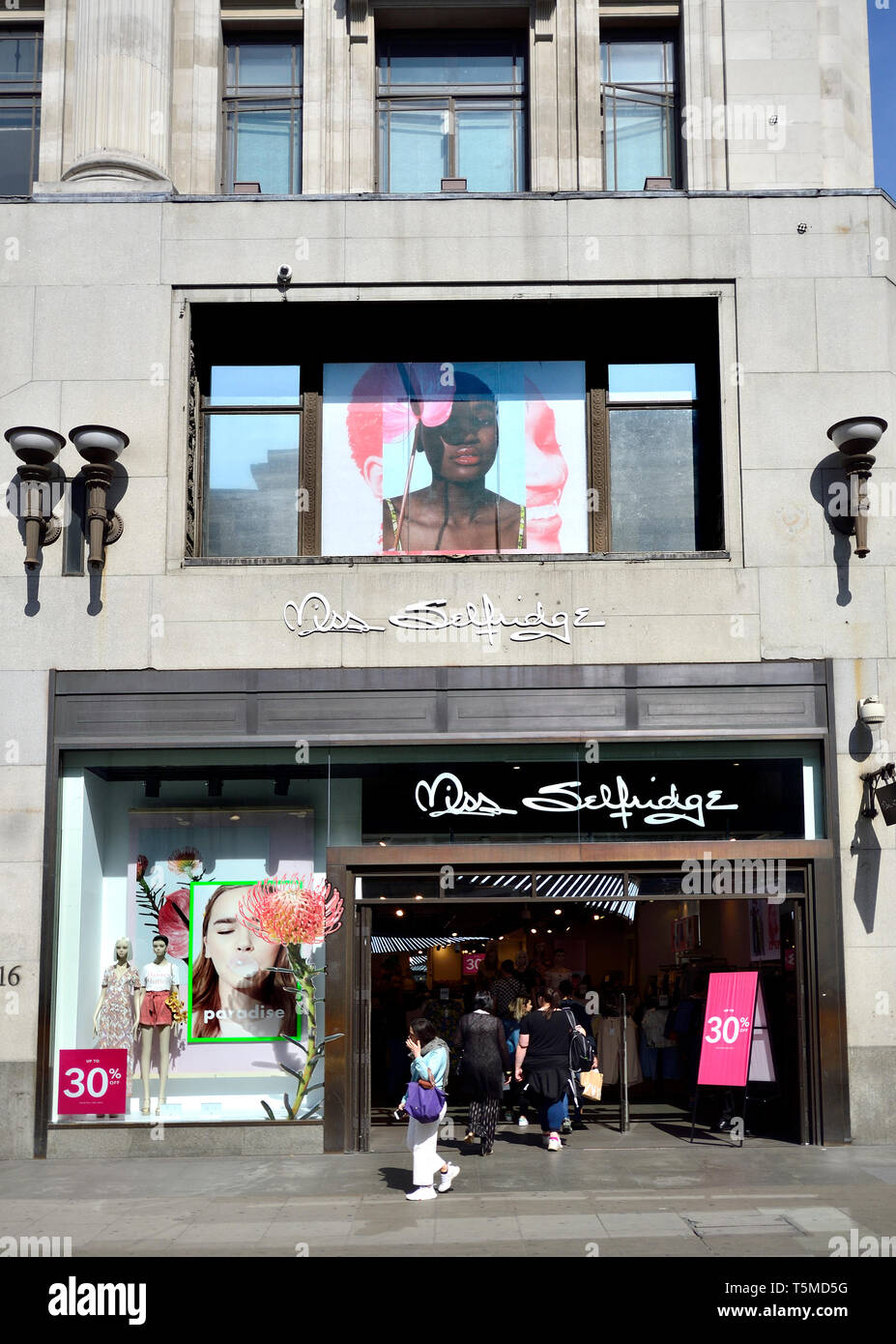 Londres, Angleterre, Royaume-Uni. Miss Selfridge dans Oxford Street Banque D'Images