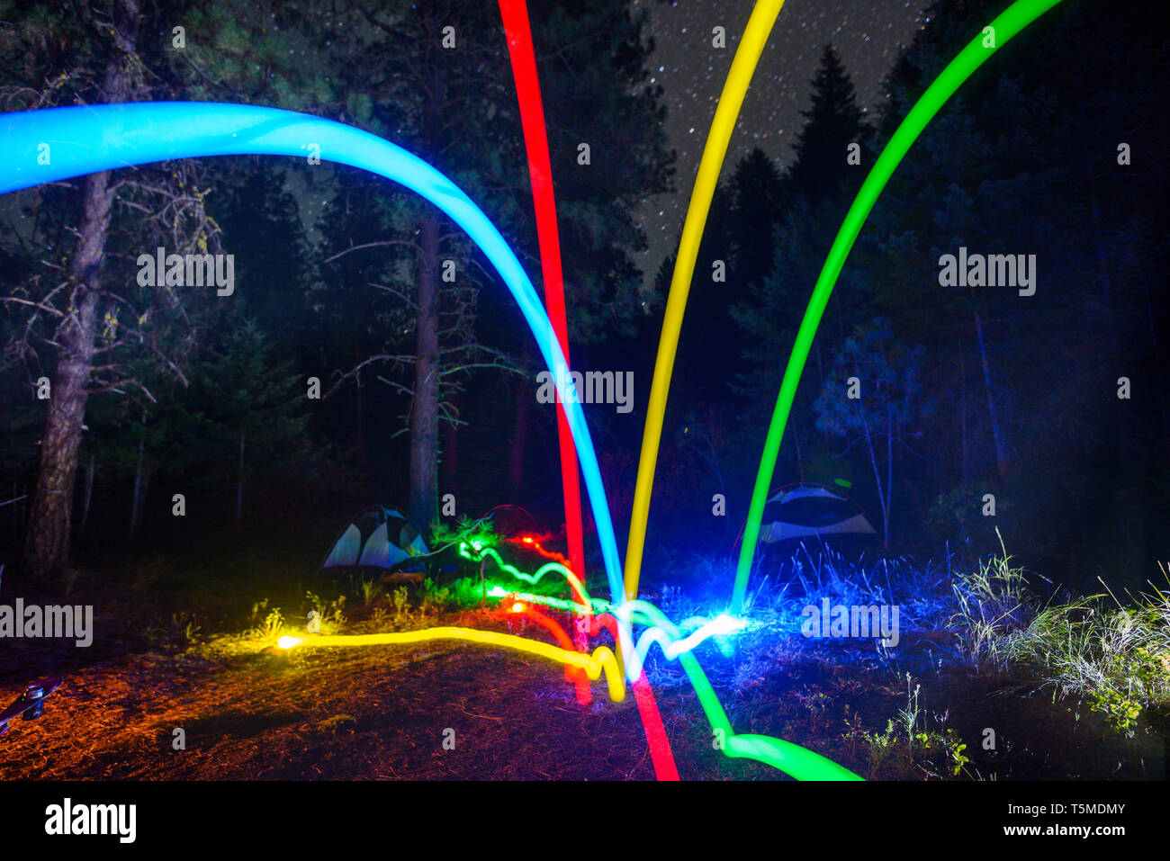 Des sentiers de lumière colorée de boules lyonnaises de nuit Banque D'Images