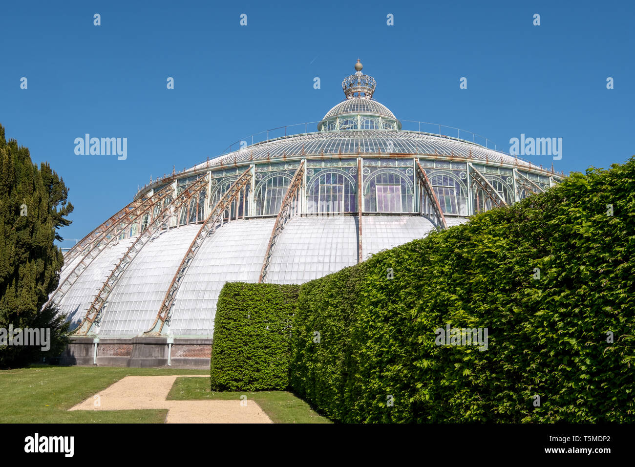 Le Jardin d'hiver avec la couronne sur le dessus, une partie de Les Serres Royales de Laeken, Bruxelles. Le château de Laeken est l'accueil de la famille royale belge. Banque D'Images