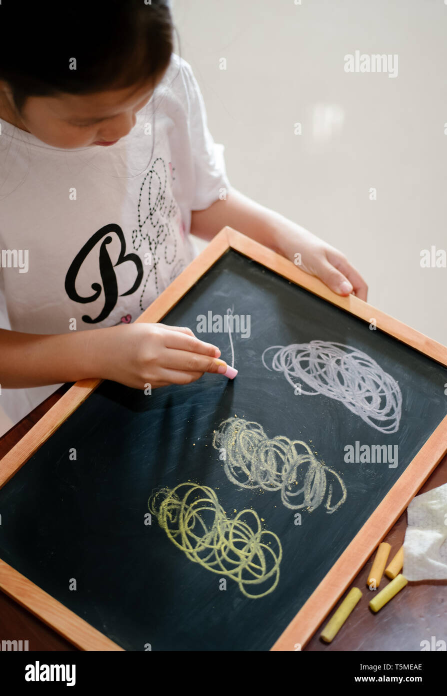 Girl sur tableau noir Banque D'Images