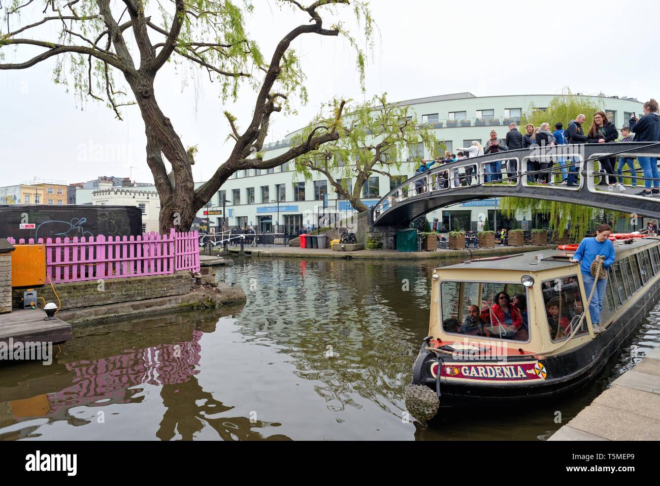 Le Regents Canal avec les touristes sur un bateau étroit, le marché de Camden Town, au nord de Londres Angleterre Royaume-uni Banque D'Images