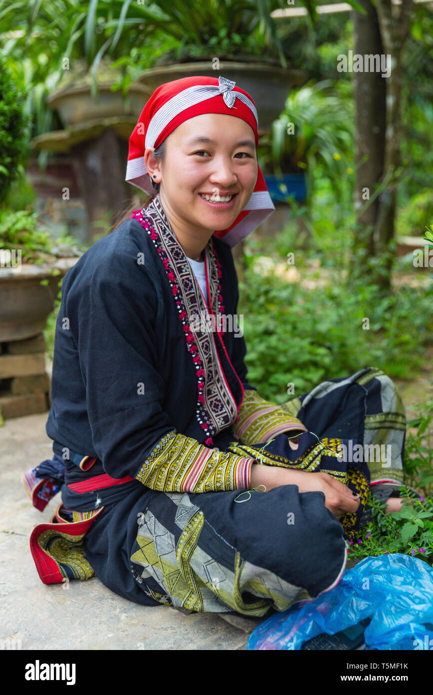 La jeune femme de Dzao rouge les minorités ethniques de Sapa, Vietnam, Asie Banque D'Images