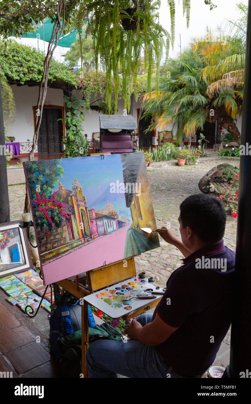 La population locale Guatemala : un peintre local peinture une scène, Antigua Guatemala Amérique Centrale Banque D'Images
