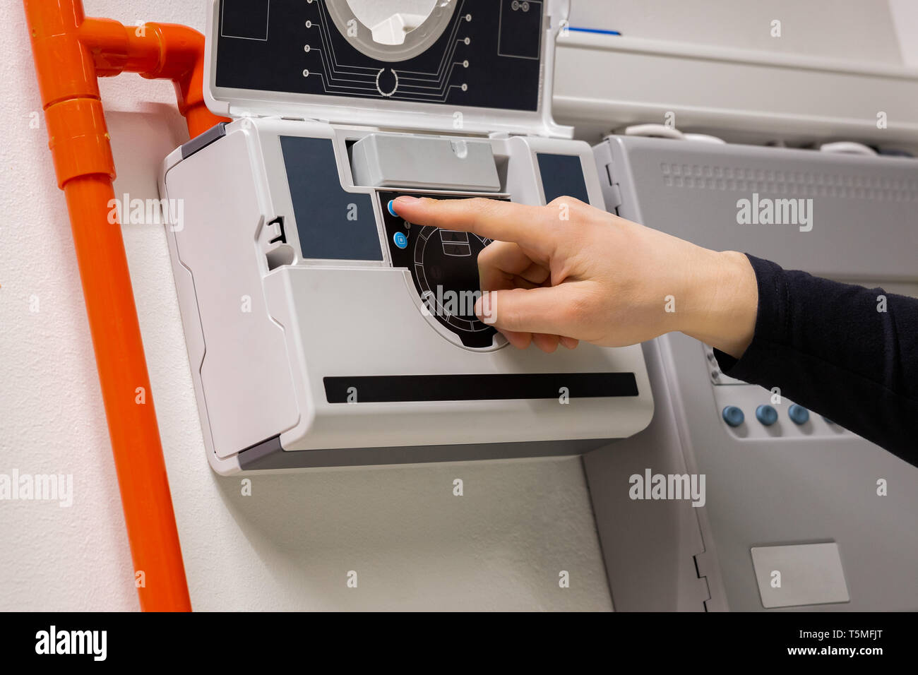 Contrôle de l'électricien à capteur de fumée feu Onglet dans les Datacenter Banque D'Images