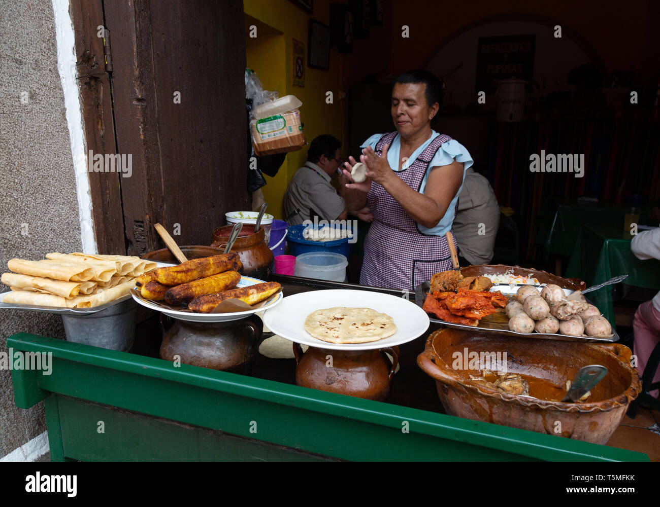 Faire une tortilla - femme guatémaltèque des tortillas sur un étal de street food, Antigua, Guatemala, Amérique Centrale Banque D'Images