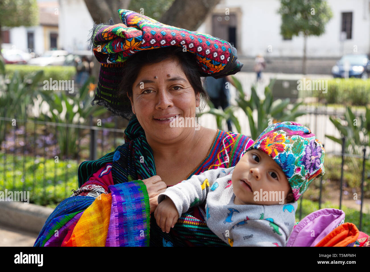 Les gens de l'Amérique centrale - une mère guatémaltèque et l'enfant en costume local coloré ; Antigua Guatemala Amérique Latine Banque D'Images