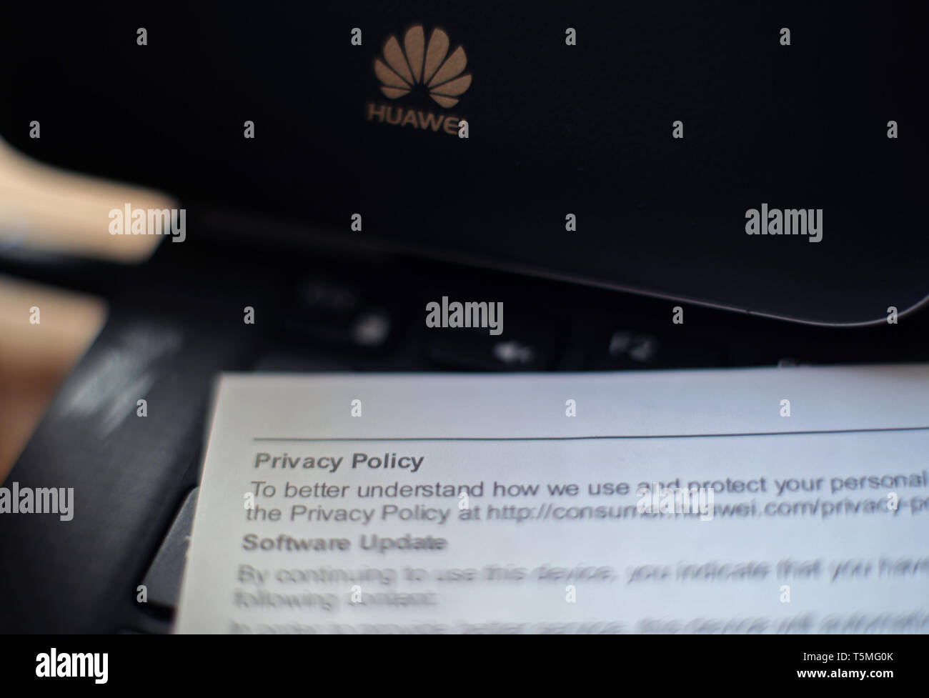 Huawei mobile un appareil wifi avec la documentation relative à la politique de confidentialité de l'entreprise, à Londres. Banque D'Images