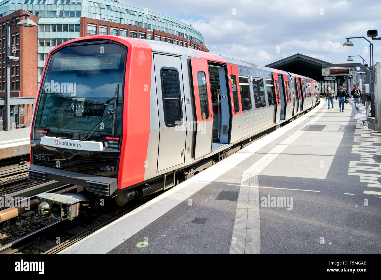 Hambourg U-Bahn DT5 Type à Baumwall station. Bien que, techniquement, un parking souterrain, la plupart de la longueur de la voie du système est au-dessus du sol. Banque D'Images