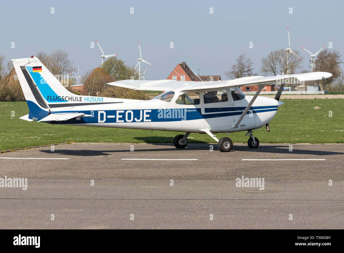 Cessna 172 avec l'enregistrement D-EOJE Heide-Büsum de Flugschule à Husum Airport Banque D'Images Cessna 172 avec l'enregistrement D-EOJE Heide-Büsum de Flugschule à Husum Airport Banque D'Images