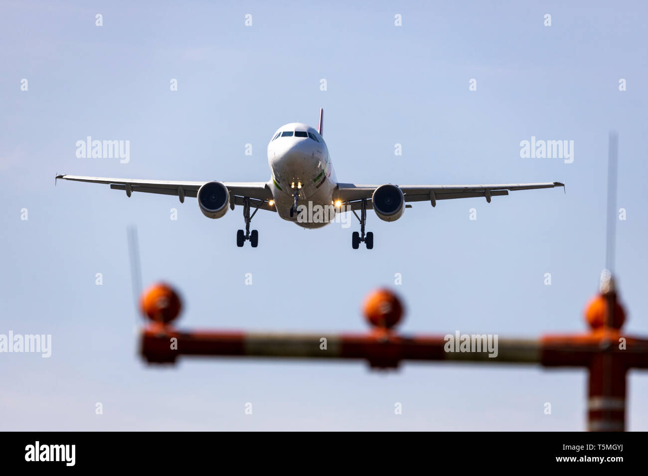 L'Aéroport International de Düsseldorf, l'examen DHS, l'avion s'approcher, Banque D'Images