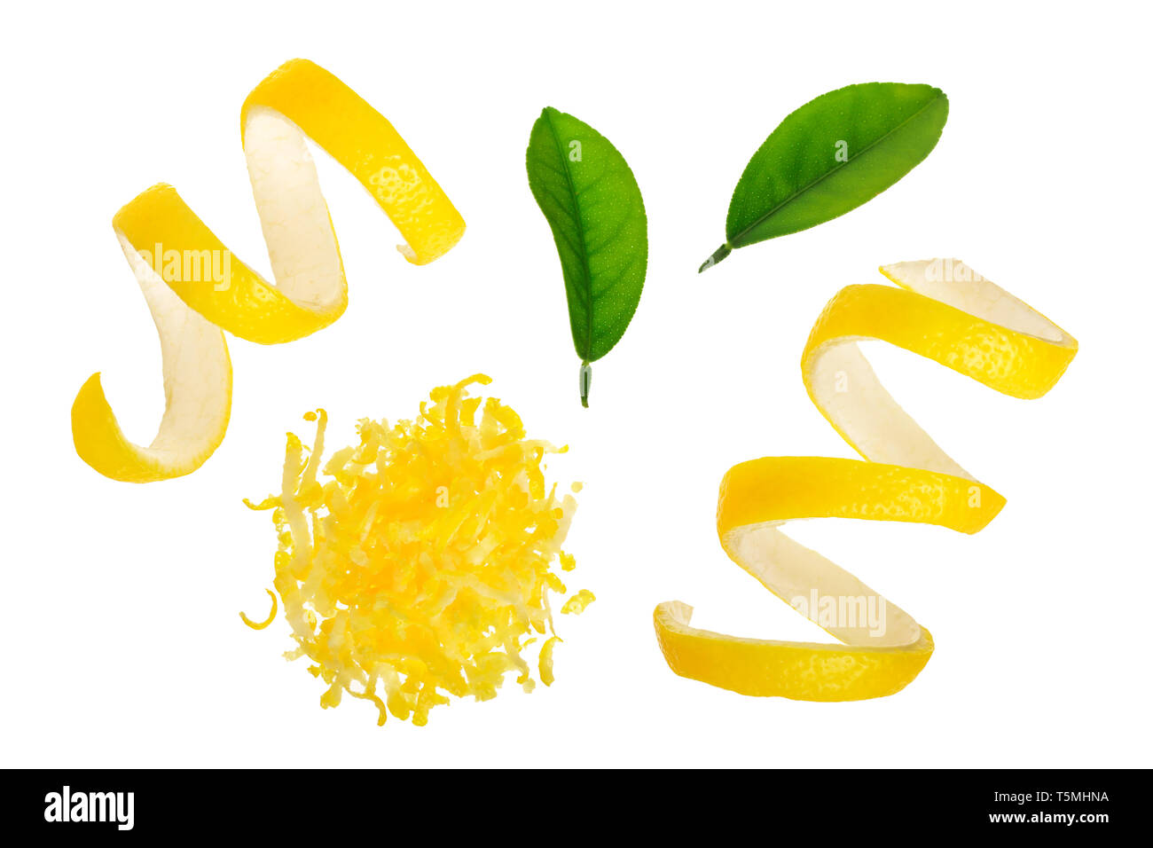 Le zeste de citron et le zeste avec feuille isolé sur fond blanc. Alimentation saine. Banque D'Images