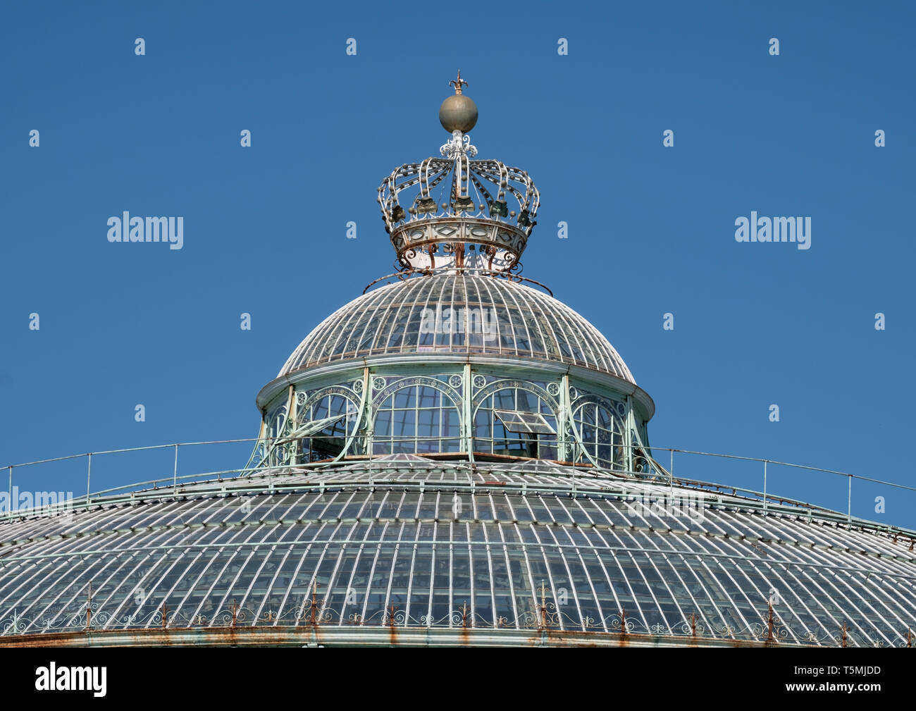 Le Jardin d'hiver avec la couronne sur le dessus, une partie de Les Serres Royales de Laeken, Bruxelles. Le château de Laeken est l'accueil de la famille royale belge. Banque D'Images