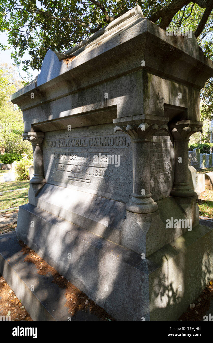 La tombe de John Caldwell Calhoun à Charleston, Caroline du Sud, USA. Calhoun mourut en 1850 et sa tombe a été défiguré pendant la guerre entre les États. Banque D'Images