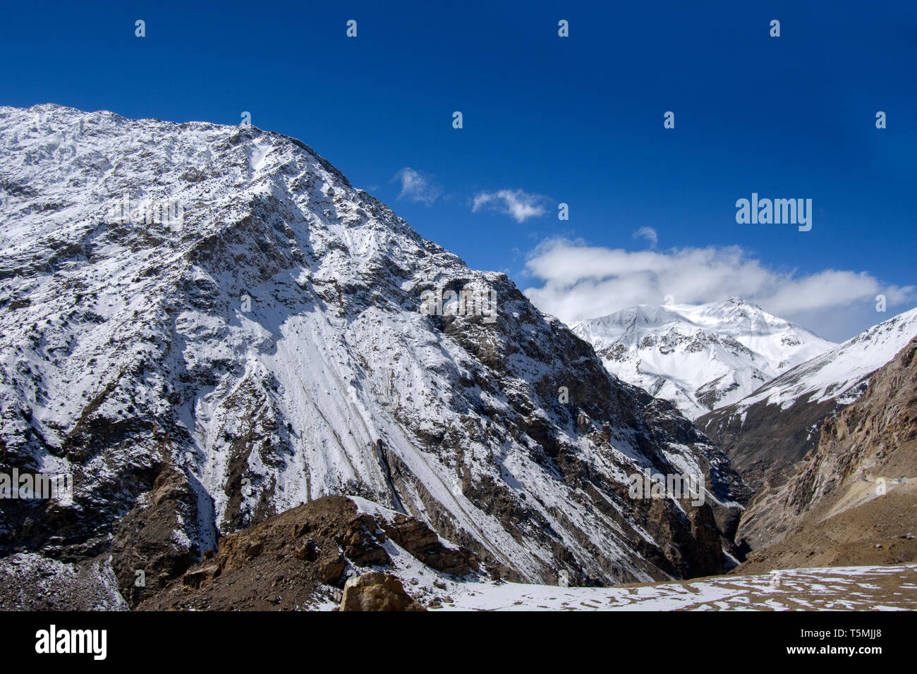 Entraînement d'hiver à belle & lonely planet de la neige dans la vallée de Spiti, Himachal Pradesh, Inde - la plupart des routes dangereuses dans le monde, les routes glissantes glacées Banque D'Images