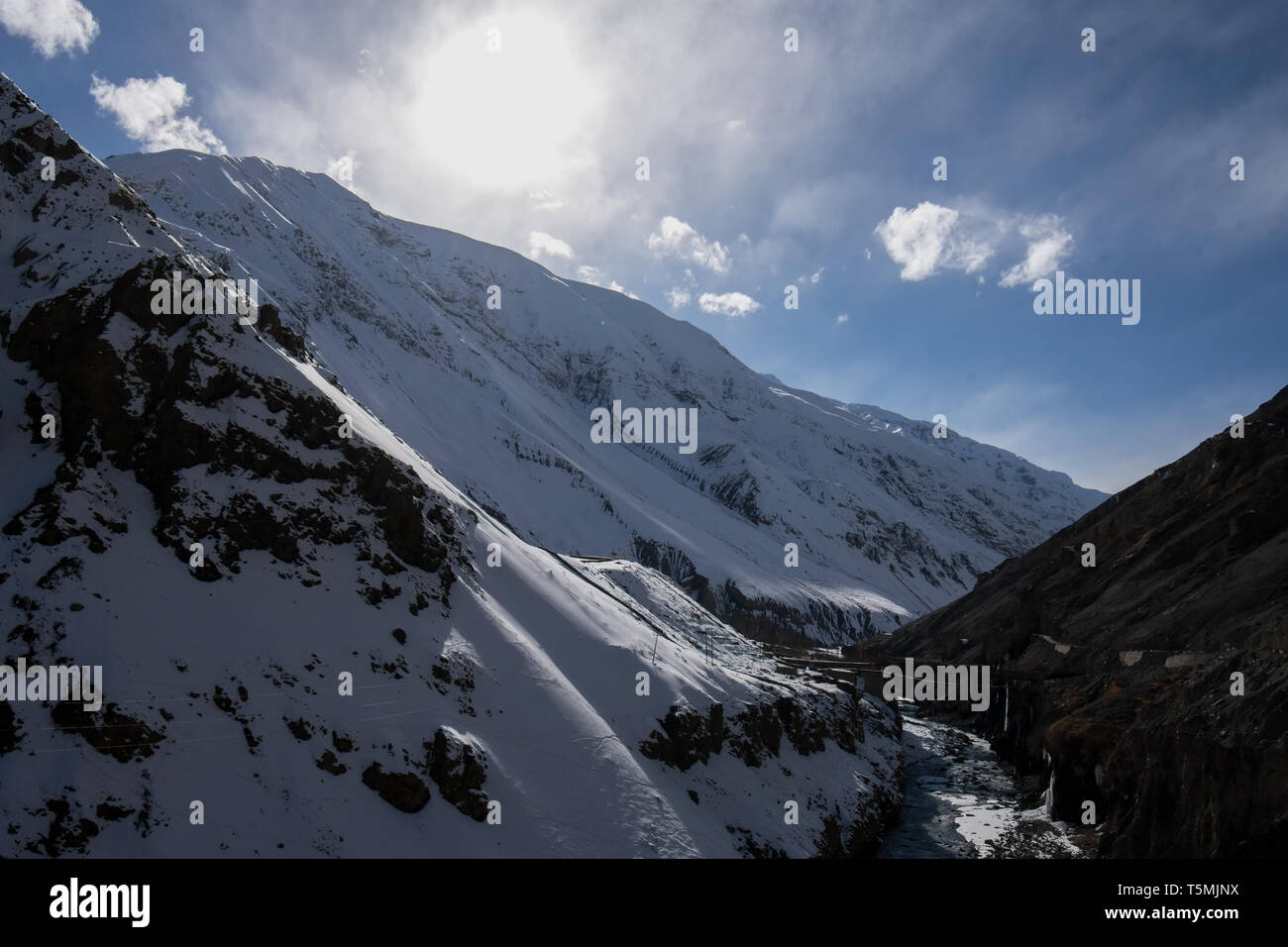 Entraînement d'hiver à belle & lonely planet de la neige dans la vallée de Spiti, Himachal Pradesh, Inde - la plupart des routes dangereuses dans le monde, les routes glissantes glacées Banque D'Images