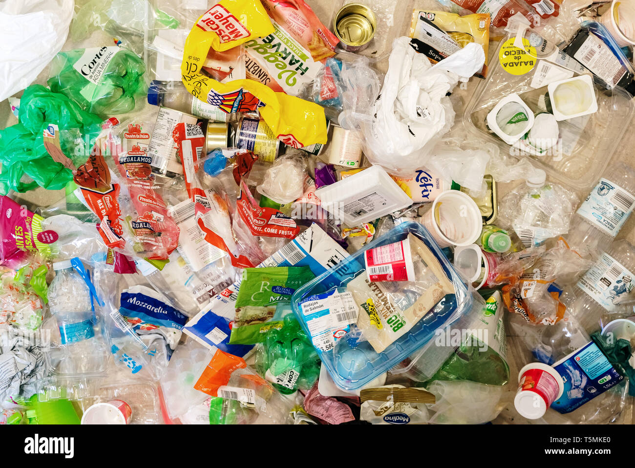 Tas de déchets en plastique, les emballages alimentaires qui pollue  l'environnement Photo Stock - Alamy