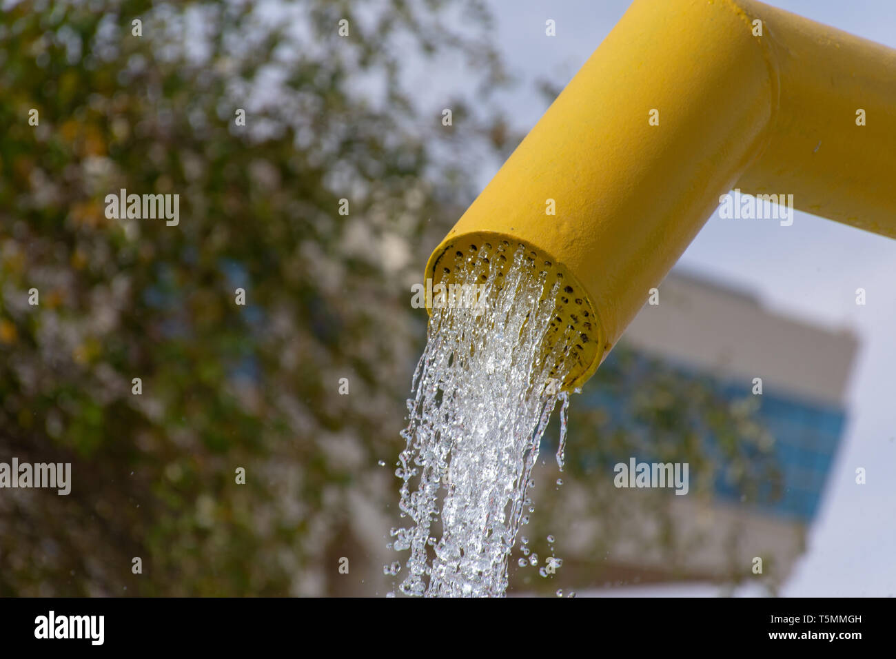L'été amusant pour les enfants à l'eau à jouer avec de l'eau tombant de fontaines de couleur vive. Banque D'Images