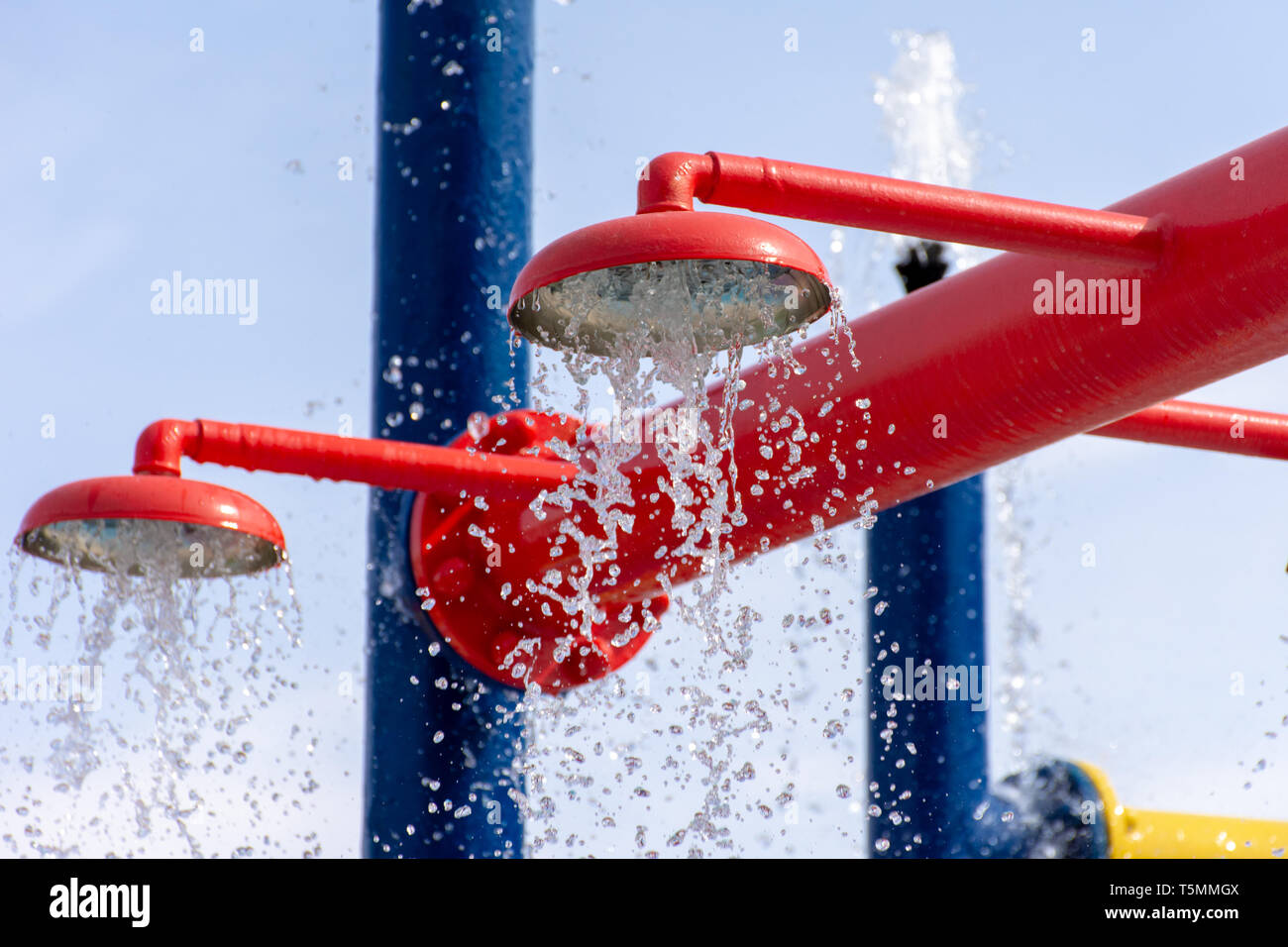 L'été amusant pour les enfants à l'eau à jouer avec de l'eau tombant de fontaines de couleur vive. Banque D'Images