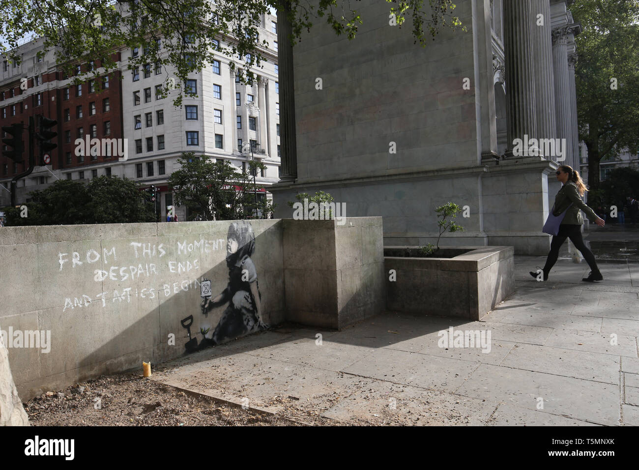 Une oeuvre qui semble être l'artiste de rue par Banksy est apparue près de l'ancien emplacement de la rébellion dans le camp d'Extinction, London. Banque D'Images