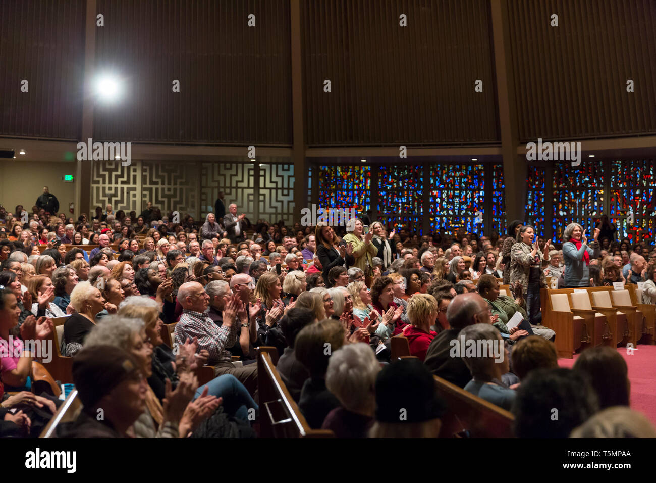 Seattle, Washington : Supports pour encourager l'État de Washington Gouverneur Jay Inslee comme il l'introduit à la Temple Abrams Stacey de Hirsch Sinai. L'ex-Ge Banque D'Images
