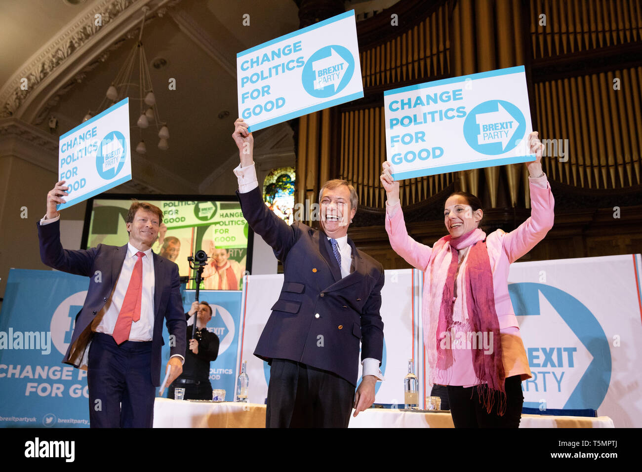 Brexit Partie manifestation tenue à l'Albert Hall Conference Centre, Nottingham. Nigel Farage rejoint par Annunziata Rees-Mogg, Richard. Banque D'Images