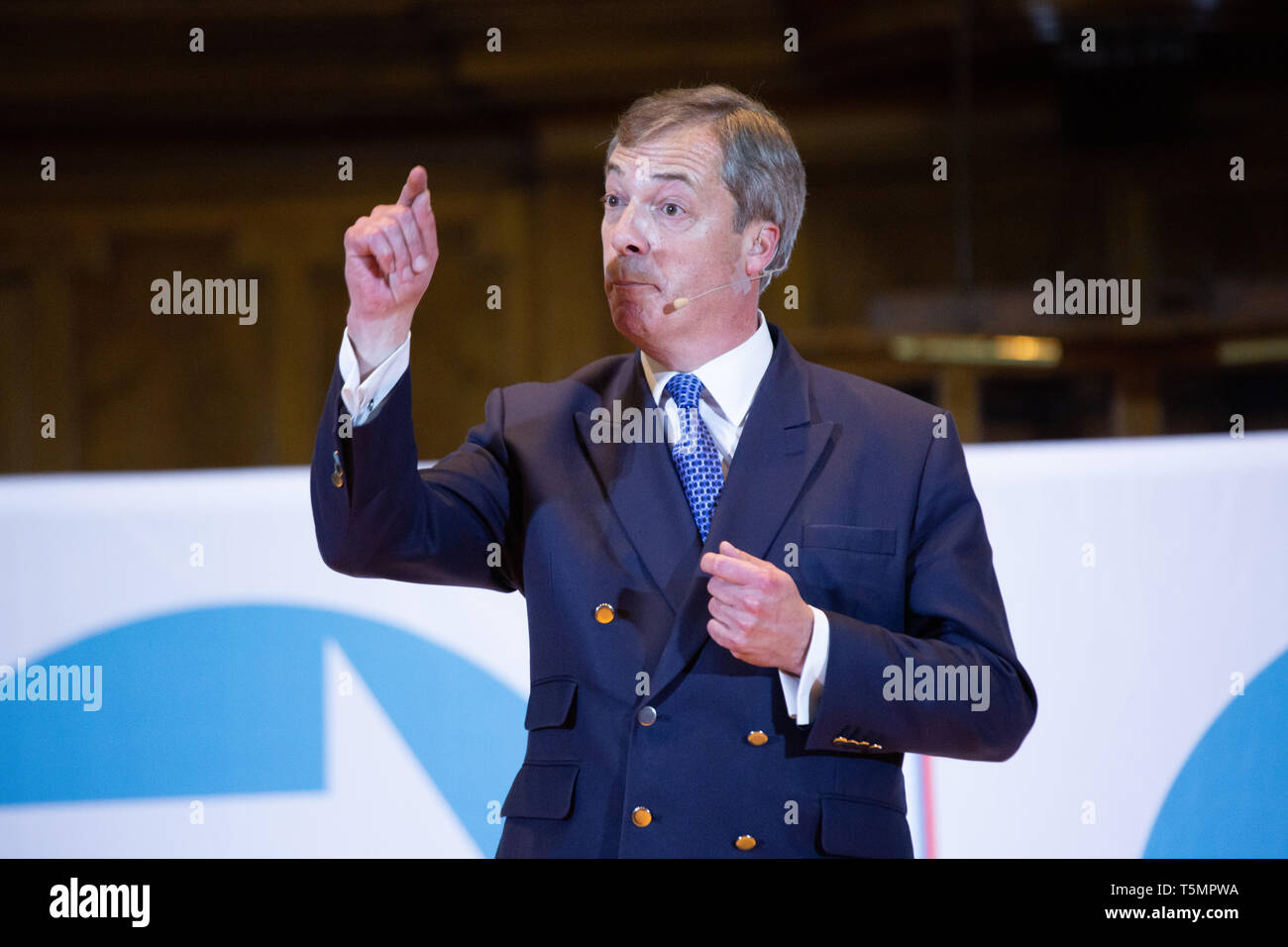 Nigel Farage s'exprimant lors de la partie Brexit manifestation tenue à l'Albert Hall Conference Centre, Nottingham. Banque D'Images
