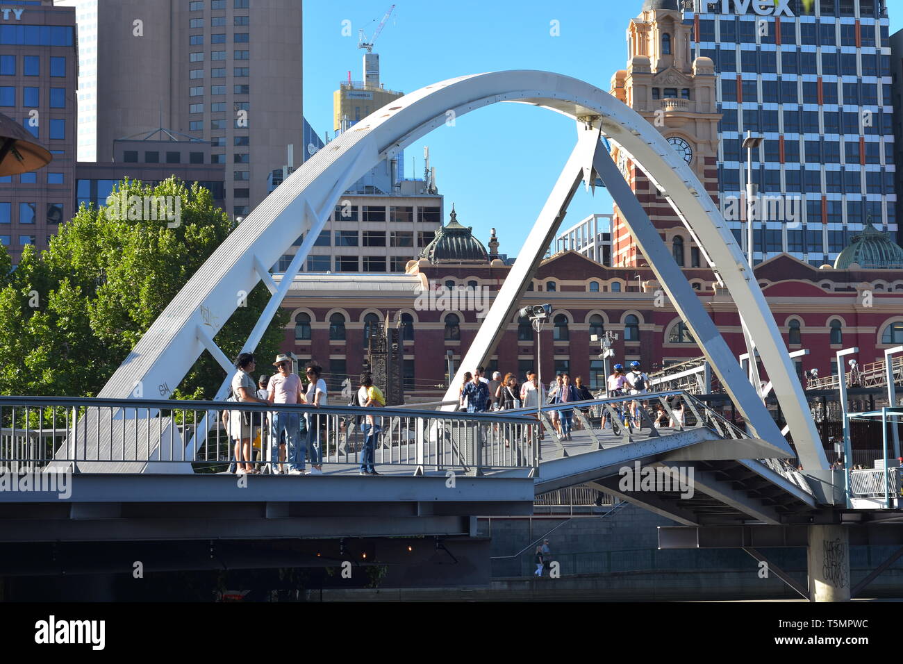 Pont piétonnier sur la rivière Yarra de Melbourne nommé en l'honneur de l'ancien ministre de la planification Evan Walker. Banque D'Images