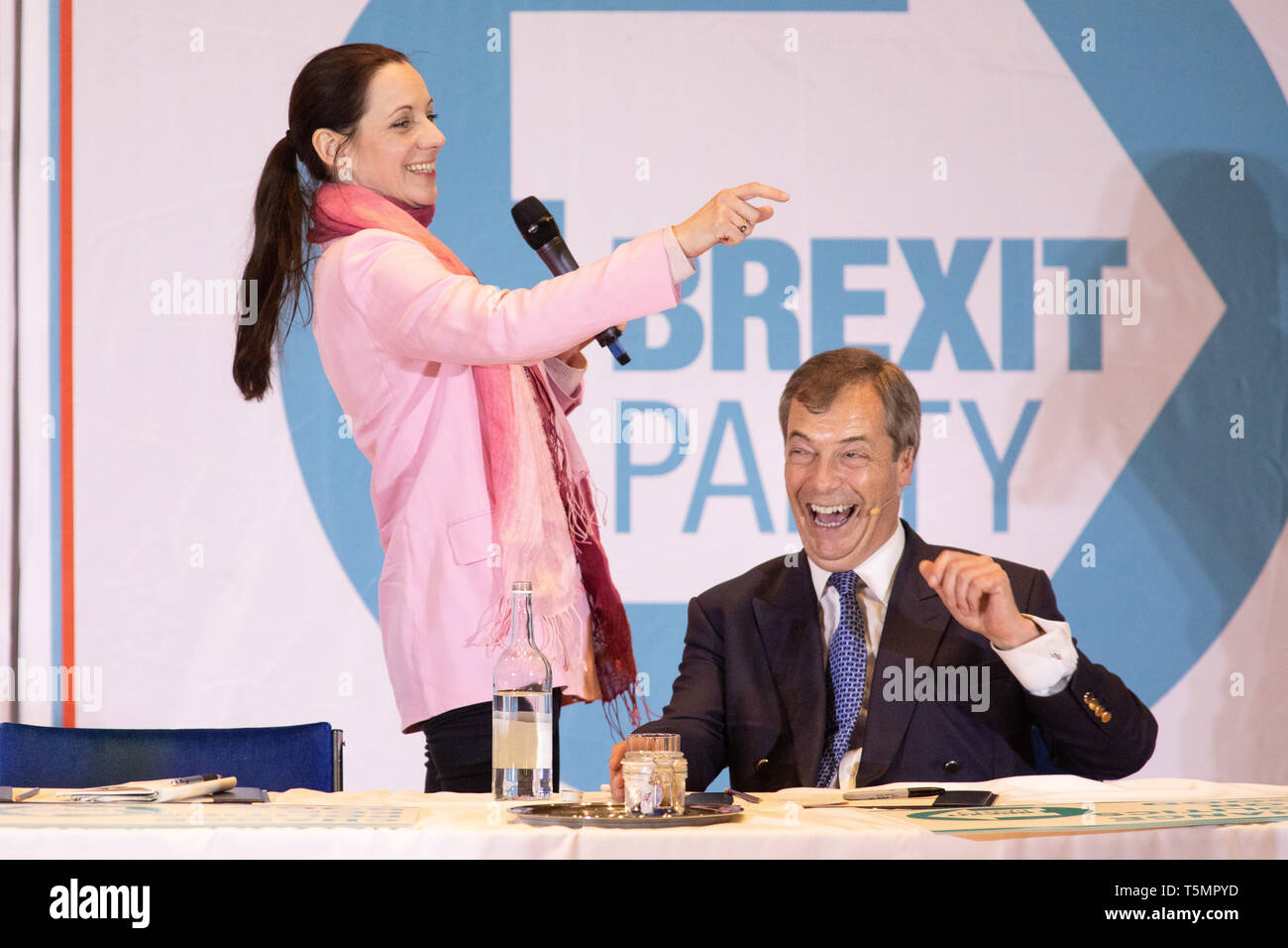 Annunziata Rees-Mogg et Nigel Farage prenant la parole à la partie Brexit manifestation tenue à l'Albert Hall Conference Centre, Nottingham. Banque D'Images